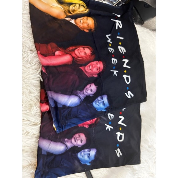 Friends 2pk pillow covers. New 16‎ x 16 - Picture 3 of 6